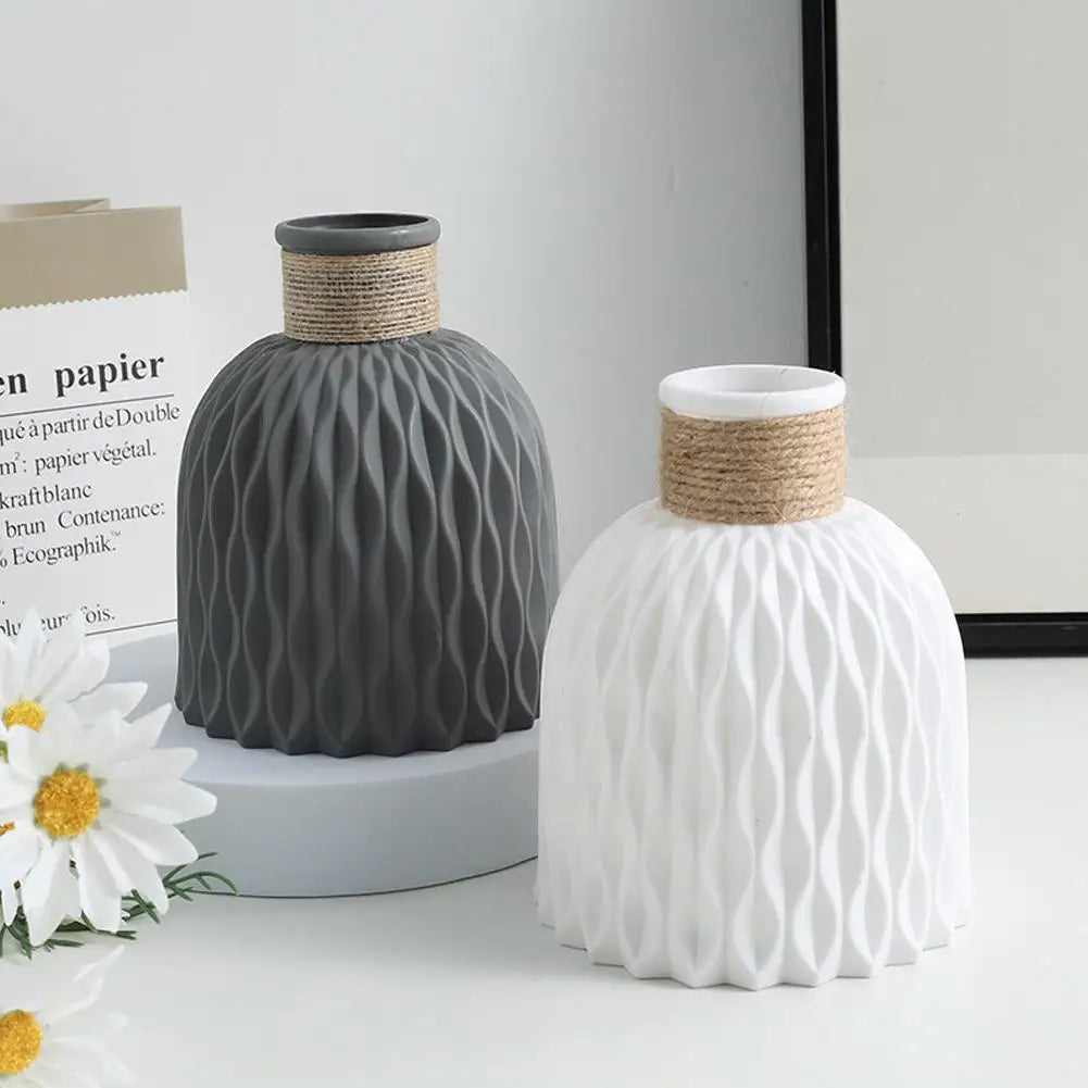 WeaveVase: Rope-Textured Plastic Flower Vase